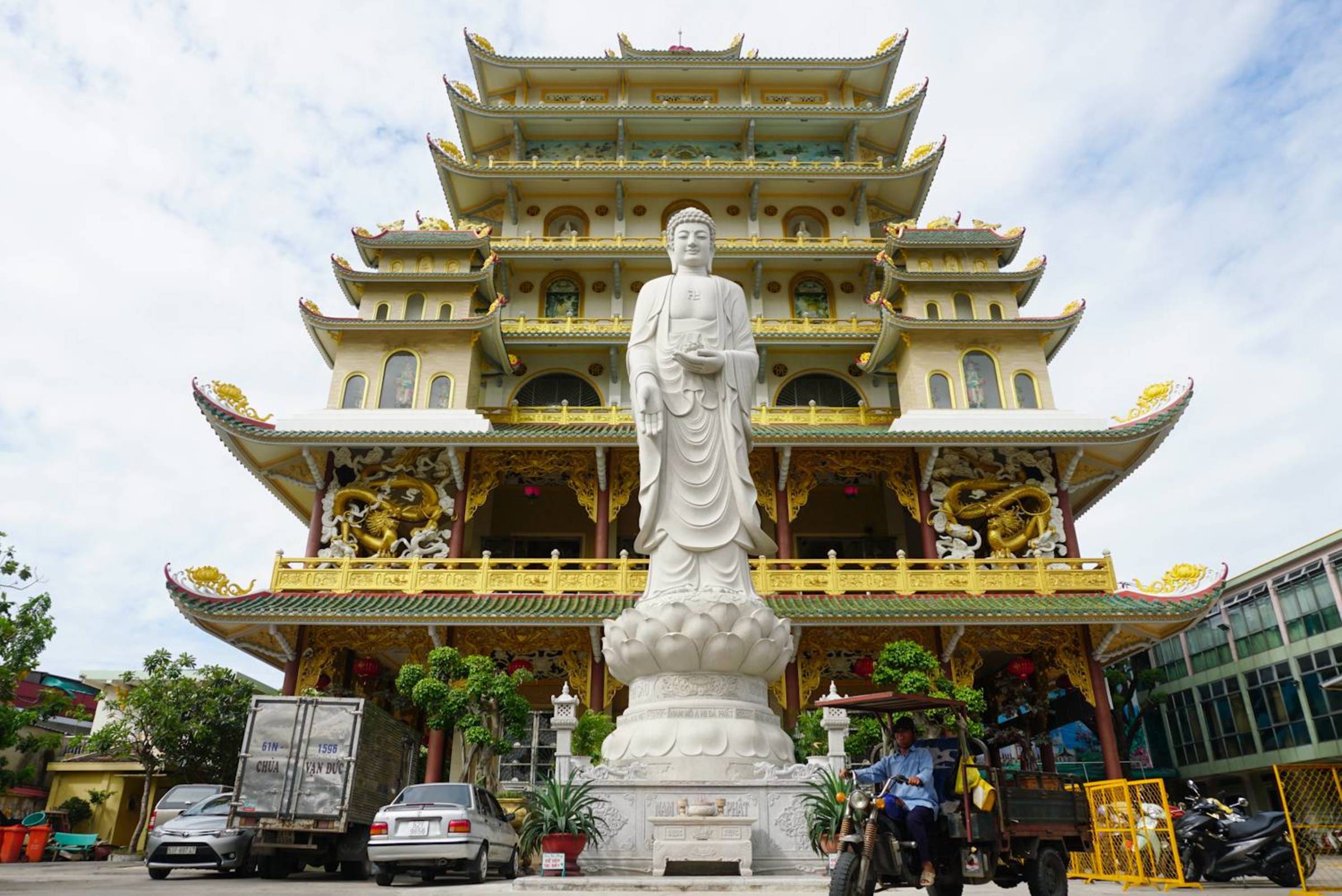 Chùa Vạn Đức -Ngôi chùa có chánh điện cao nhất Việt Nam.